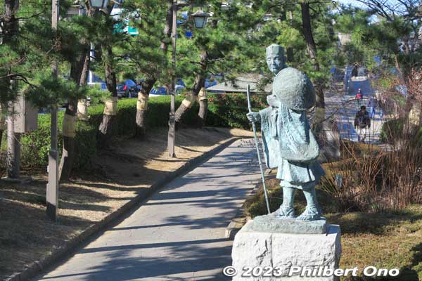 Statue of Matsuo Basho at the southern end of Soka Matsubara pine tree path in Fudaba-kashi Park. Created by Tadahiko Mugikura (麦倉忠彦), a Soka-native sculptor. He also made the Kawai Sora sculpture nearby in 2008.
Keywords: Saitama Soka-Matsubara pine trees Oku-no-Hosomichi