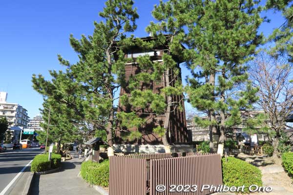 Fudaba-kashi Park on the southern end of Soka-Matsubara also has this rebuilt watchtower. 
Keywords: Saitama Soka-Matsubara pine trees Oku-no-Hosomichi