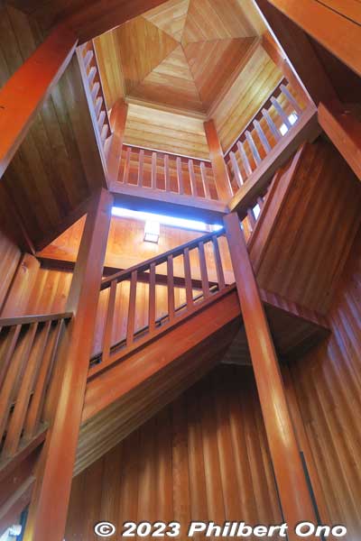 Spiral steps up the wooden watchtower.
Keywords: Saitama Soka-Matsubara pine trees Oku-no-Hosomichi