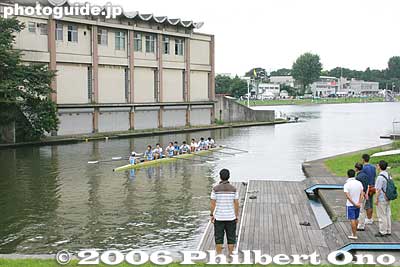 Well-wishers look on as rowers embark for the race taking place at the same venue where the rowing competition was held at the 1964 Tokyo Olympics.
Keywords: saitama toda boat rowing race regatta university