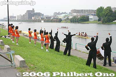 Hosei Univ. cheering section on the first day (Aug. 24, 2006) of the 33rd All-Japan Intercollegiate Rowing Championships.
Keywords: saitama toda boat rowing race regatta university