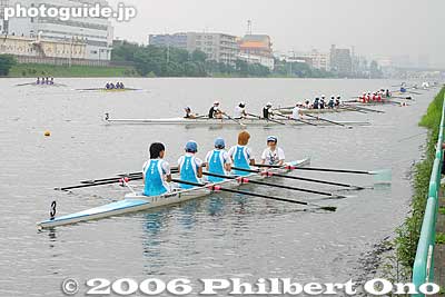 Whenever a race is proceeding, the boats in the side lane keep still.
Keywords: saitama toda boat rowing race regatta university
