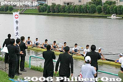Chuo Univ. cheering section sees off their 8-man rowing team.
Keywords: saitama toda boat rowing race regatta university