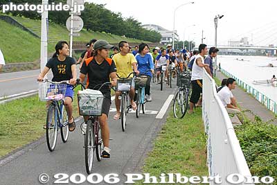 Cheering/coaching horde on bicycles.
Keywords: saitama toda boat rowing race regatta university