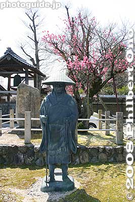 While traveling, St. Shinran was unable to cross the Echigawa River since there was a flood. So he stayed at this temple temporarily. During that time, he planted a plum tree which bloom red plum blossoms.
Keywords: shiga aisho-cho echigawa-juku nakasendo road post stage town station japansculpture
