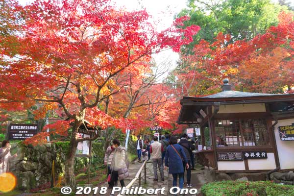 Temple ticket admission booth. ¥500 拝観受付 
Keywords: shiga aisho koto sanzan kongorinji temple fall autumn colors kotosanzan