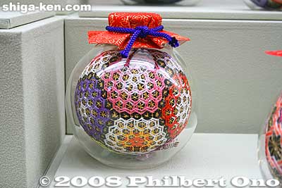 It makes you wonder how they fit the temari threaded ball into the round glass bottle.
Keywords: shiga aisho-cho echigawa bin-temari threaded balls museum