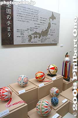 On display are temari balls from other parts of Japan.
Keywords: shiga aisho-cho echigawa bin-temari threaded balls museum