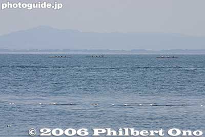 Three boats are used for the trip, sighted here off shore near JR Hira Station on the Kosei Line. 湖西線比良駅の沖
Keywords: shiga lake biwako shuko rowing around