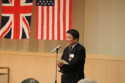 Masaki Unose, tour director and member of the Seta Rowing Club in Otsu, gives a welcome speech. The rowing tour was organized and hosted by the Seta Rowing Club.
