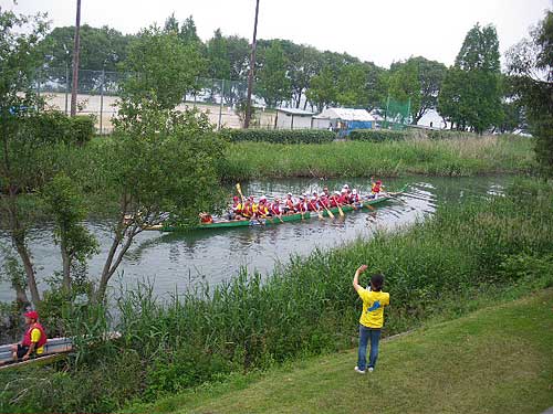 Rowing on dragon boats from Ogoto to Katata.
