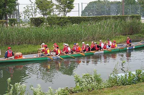 Shiga does have dragon boat races. Dragon boats are fun because anybody can row on it.
