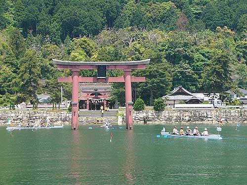 More [url=http://photoguide.jp/pix/thumbnails.php?album=139]photos of Shirahige Shrine here.[/url]
