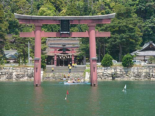 The torii in the water is perfectly aligned with the torii on land and the shrine's main worship hall.
