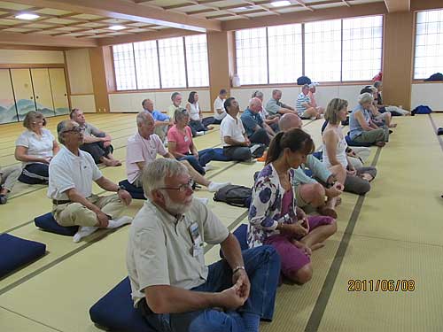 Sitting on the tatami mat for a long period can be trying.
