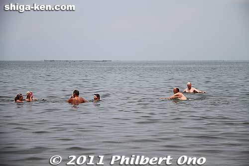 Hot rowers in a cool Lake Biwa.
Keywords: shiga hikone takeshima lake biwa fisa world rowing tour biwako lake biwa boats 