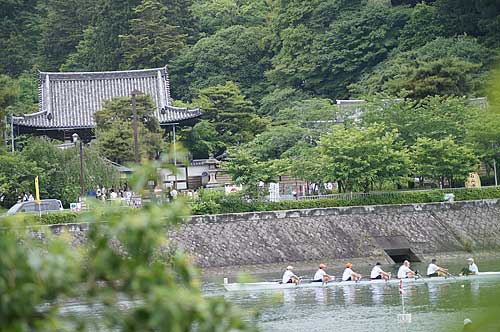 Passing by Ishiyama-dera temple along the Seta River. The temple has National Treasure buildings. Also famous as the place where Lady Murasaki wrote the famous novel, Tale of Genji.
