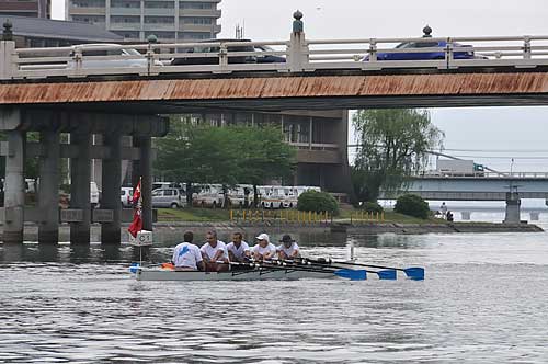 Rowing under Seta-no-Karahashi Bridge again on the way out.
