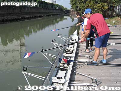 Inserting the oars into the outriggers.
Keywords: shiga otsu lake biwa biwako seta river rowing club boat