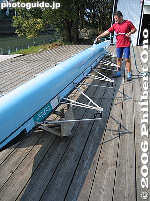 Rinsing the shell with fresh water.
Keywords: shiga otsu lake biwa biwako seta river rowing club boat