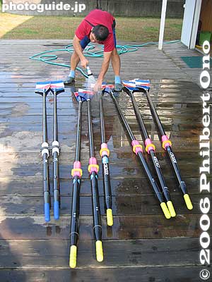 Rinsing the oars.
Keywords: shiga otsu lake biwa biwako seta river rowing club boat
