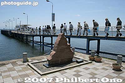 Boarding time at Imazu Port. In the forefront is a song monument for Biwako Shuko no Uta.
Keywords: shiga takashima imazu-cho biwako shuko no uta lake biwa rowing song boat cruise