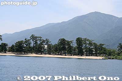 Omi-Maiko with green pines on white sands.　近江舞子の「松は緑に　砂白き」
Keywords: shiga takashima imazu-cho biwako shuko no uta lake biwa rowing song boat cruise biwakocruise