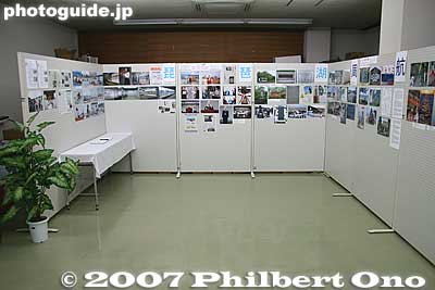 One half of the exhibition. It is similar to the exhibition held here a year before, but many new photos have been added. They include photos of the Kyoto Univ. Rowing Club and our activities in the past year.
Keywords: shiga lake biwa rowing song photo exhibition gallery