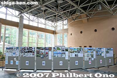 Eight exhibition panels in the spacious lobby.
Keywords: shiga lake biwa rowing song photo exhibition gallery