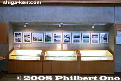 The exhibition was at the library entrance with a wall and three showcases.
Keywords: shiga lake biwa rowing song photo exhibition gallery