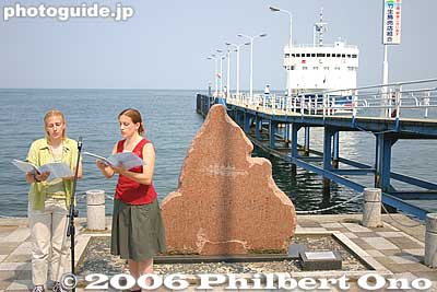 [color=blue][b]June 3, 2006[/b][/color] Jamie and Megan Thompson sing "Lake Biwa Rowing Song" at Imazu Port, Shiga Pref.
Keywords: shiga biwako shuko no uta lake biwa rowing song takashima imazu port