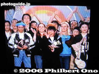 Everyone waving goodbye at the end of the show. Singer Fuji Ayako on the extreme right.
Keywords: shiga biwako shuko no uta lake biwa rowing song nhk nodo jiman tv show