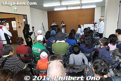 Over 50 people attended our mini concert. Sorry about the kids not being able to see well.
Keywords: lake biwa rowing song imazu performance mini concert