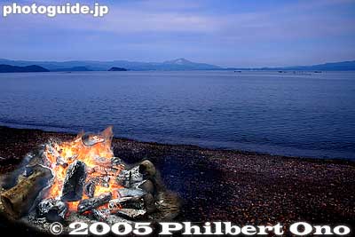 "On shore we see red fire, brings back memories." (Imazu)
This is the lake beach at Imazu.
See more [url=http://photoguide.jp/pix/thumbnails.php?album=127]photos of Imazu here.[/url]
Keywords: shiga lake biwa rowing song biwako shuko no uta boating imazu