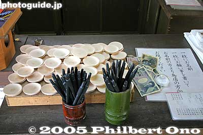 Inside the Haiden Hall, you can buy these little dishes. Buy two of them. You write your name on one and your wish on the other dish. Then throw it through the torii gate.
Keywords: Shiga nagahama Lake Biwa Chikubushima biwa-cho Hogonji