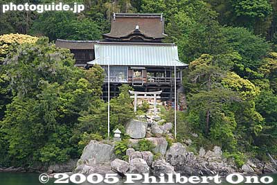 Chikubushima is also home to Tsukubusuma (Chikubushima) Shrine which is also a National Treasure. Until 1868 when Buddhist temples and Shinto shrines were required to be separate, the shrine was part of Hogonji temple.
Keywords: Shiga nagahama Lake Biwa Chikubushima biwa-cho Hogonji
