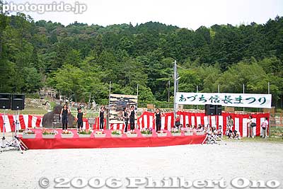 Stage entertainment (Azuchi Castle ruins in background).
Keywords: shiga azuchi-cho nobunaga festival matsuri