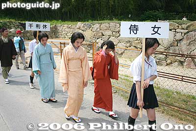 Ladies in waiting (hey there, look up!)
下を向いたらあかん。
Keywords: shiga azuchi-cho nobunaga festival matsuri japanteen
