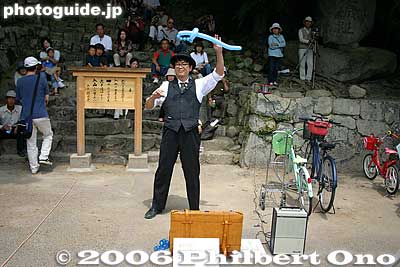 Street performer in front of the steps to Azuchi Castle ruins.
Keywords: shiga azuchi-cho nobunaga festival matsuri