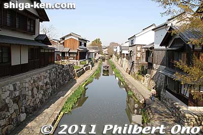 Beyond Hakuunbashi Bridge, the moat goes to Kawara Roof Tile Museum and the moat boat dock. The cherry trees also stop, but there a few more on the far end of the most.
Keywords: shiga omi-hachiman hachiman-bori moat canal cherry blossoms sakura flowers 