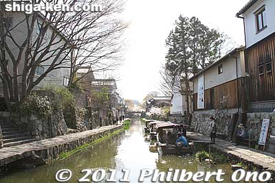 Near the Kawara Roof Tile Museum is this dock where you board the moat boat. Fare is 1,000 yen for adults.
Keywords: shiga omi-hachiman hachiman-bori moat canal cherry blossoms sakura flowers 