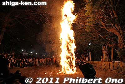 It's amazing that the small, flying embers don't start fires nearby.
Keywords: shiga omi-hachiman hachiman matsuri festival fire torches 