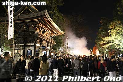 Now come near the shrine with more giant torches.
Keywords: shiga omi-hachiman hachiman matsuri festival fire torches 