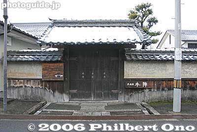 Site of Musa-juku's Honjin, the town's exclusive lodging for VIPs to stopover or rest. Only the gate remains.
Keywords: shiga prefecture omi-hachiman musa stage town nakasen
