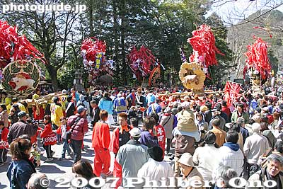 The place is packed with people. Normally, it is a parking lot. The shrine is a few minutes by bus from Omi-Hachiman Station. [url=http://goo.gl/maps/ugN0W]MAP[/url]
Keywords: shiga omi-hachiman sagicho matsuri festival float boar