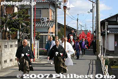 On Sat., the first day of the two-day festival, there is a procession from 2 pm. It is led by these shrine officials and the shrine priest on horseback.
Keywords: shiga omi-hachiman sagicho matsuri festival float boar