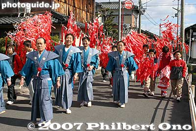 Shrine officials followed by chigo children carrying red paper streamers.
Keywords: shiga omi-hachiman sagicho matsuri festival float boar