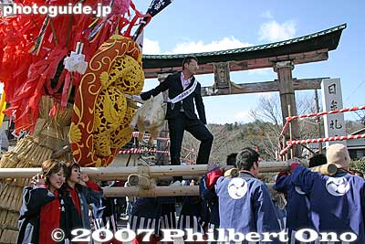 Keywords: shiga omi-hachiman sagicho matsuri festival float boar torii