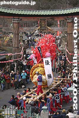 The following photos were taken on the second day of the festival. On the festival's 2nd day (Sun.), the floats are paraded from 10:30 am and arrive at the shrine by 2 pm.
Keywords: shiga omi-hachiman sagicho matsuri festival float boar