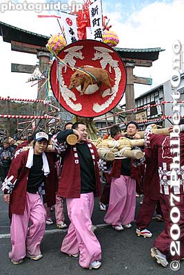 They shout "Cho-yare!" or "Masse-masse!" It's related to food.「チョウヤレ」「マッセマッセ」
Keywords: shiga omi-hachiman sagicho matsuri festival